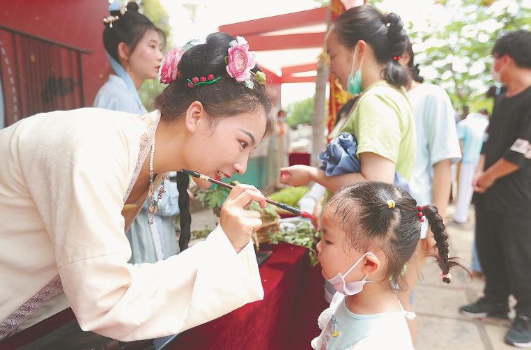 体验“点雄黄”“系五彩绳”等端午传统习俗